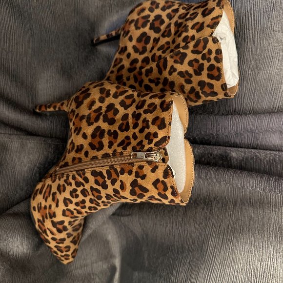 NEW Booties Leopard skin pattern 8.5 size - Picture 2 of 4